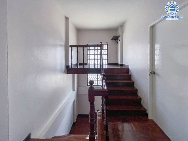 *****บ้านเดี่ยวมือสองย่านนนทบุรี ม. ศราวัณวิลล์ แจ้งวัฒนะ บนเนื้อที่ 54 ตร.ว. ฟังก์ชัน 4 ห้องนอน 3 ห้องน้ำ 3 ที่จอดรถ บ้านรีโนเวทใหม่ สภาพสวยพร้อมอยู่ แถมเครื่องปรับอากาศ บนทำเลเชื่อมต่อทุกการเดินทาง ใกล้รถไฟฟ้าสายสีชมพู "สถานีแจ้งวัฒนะ-ปากเกร็ด" และทางด่วน "ศรีรัช"